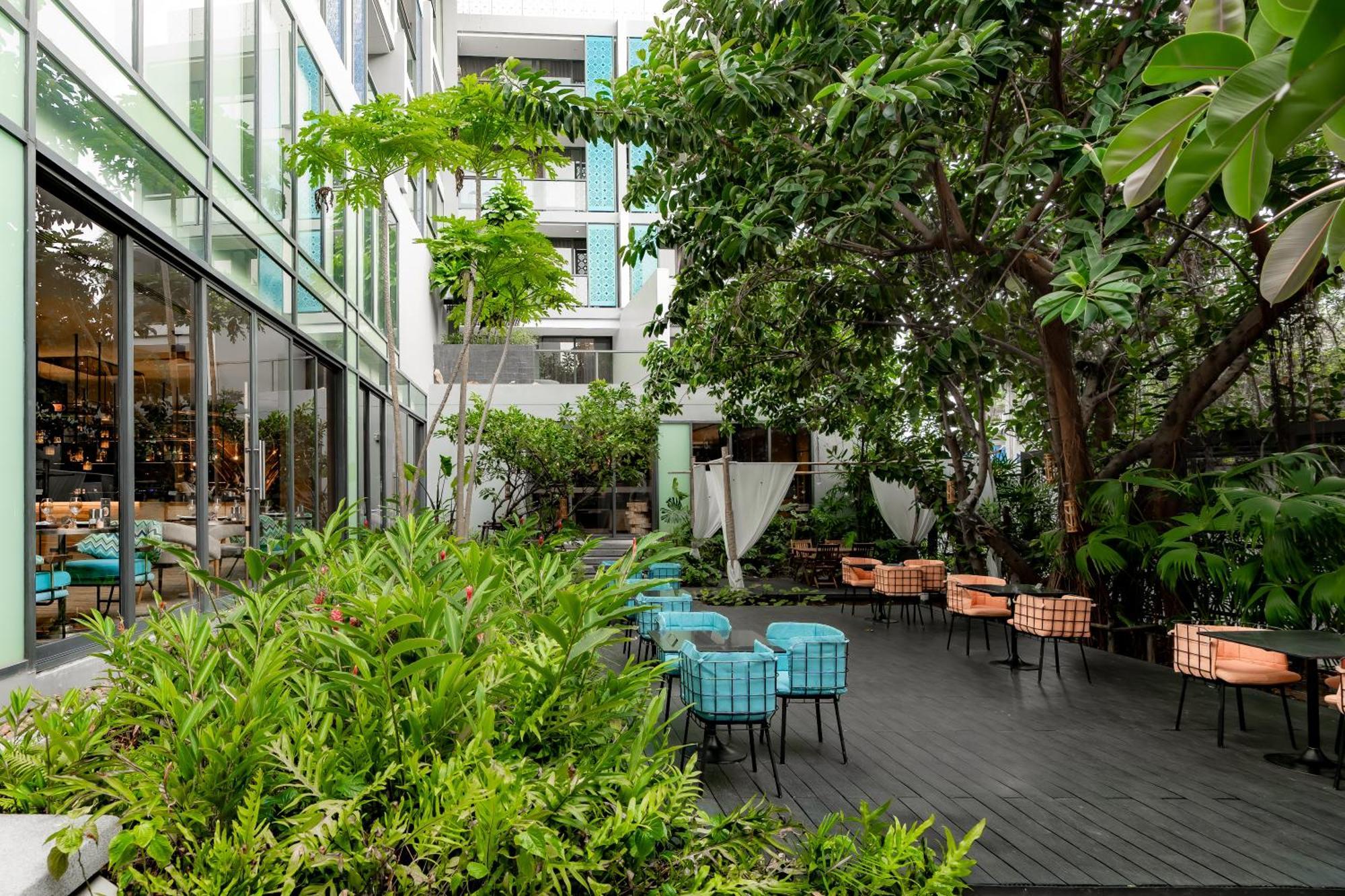 Hotel Indigo Phuket Patong By Ihg Екстериор снимка The hotel's courtyard