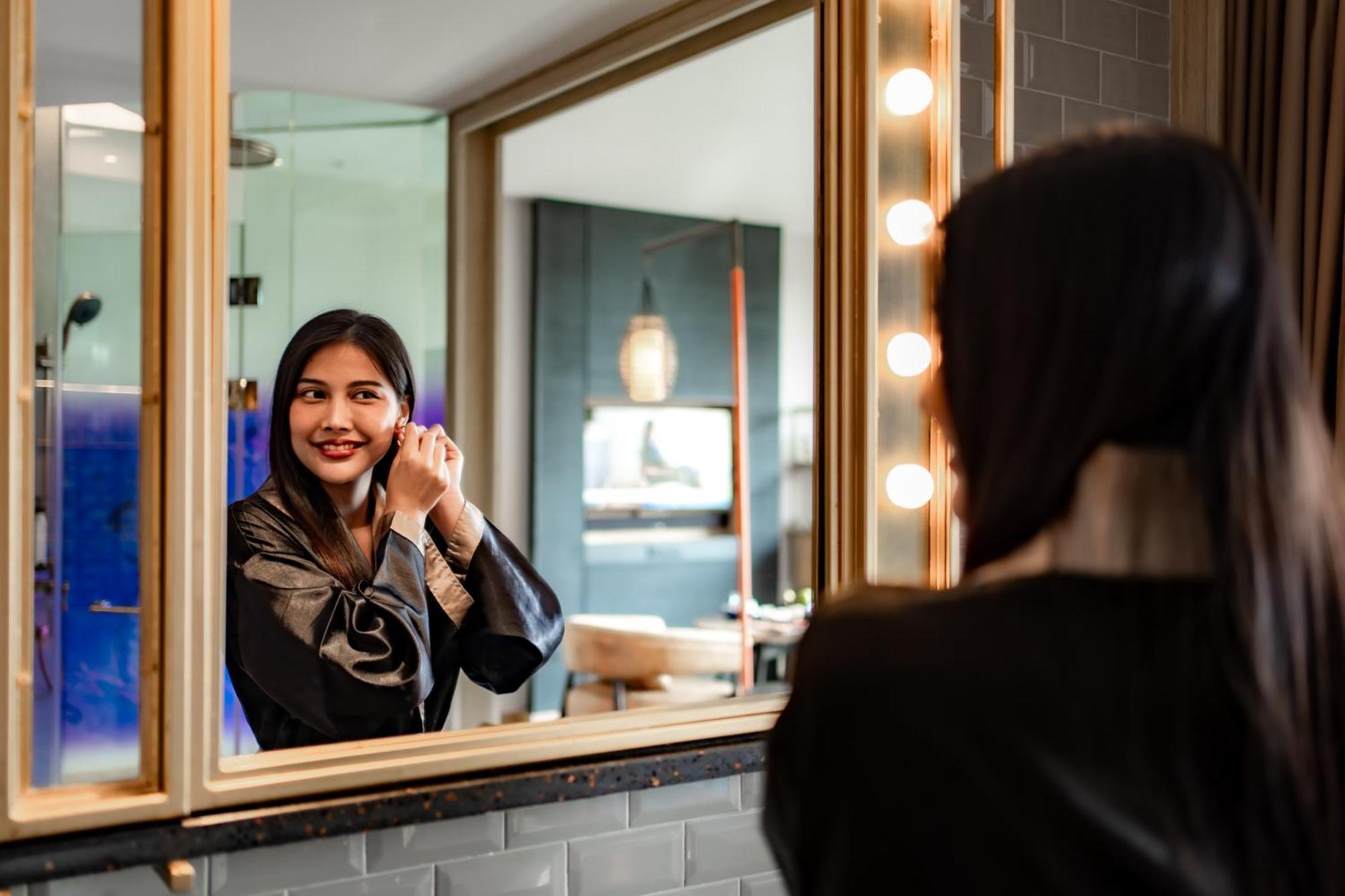 Hotel Indigo Phuket Patong By Ihg Екстериор снимка A woman in a dressing room